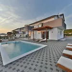 Deluxe Four Bedroom With Sea View And Private Pool 5 וילה *