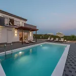 Deluxe Four Bedroom With Sea View And Private Pool 5 *