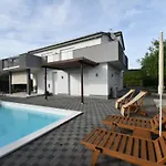 Deluxe Four Bedroom With Sea View And Private Pool 5 * Debeljak