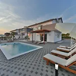Deluxe Four Bedroom With Sea View And Private Pool 5 וילה