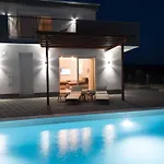 Deluxe Four Bedroom With Sea View And Private Pool 5 וילה Debeljak