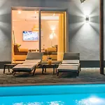 Deluxe Four Bedroom With Sea View And Private Pool 5 וילה *