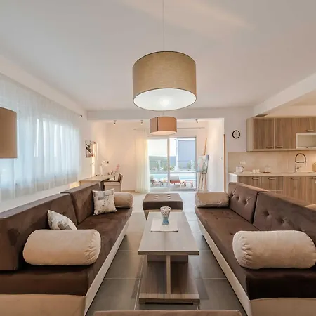 Deluxe Four Bedroom With Sea View And Private Pool 5 * Debeljak