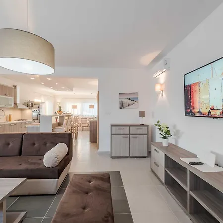 Deluxe Four Bedroom With Sea View And Private Pool 5