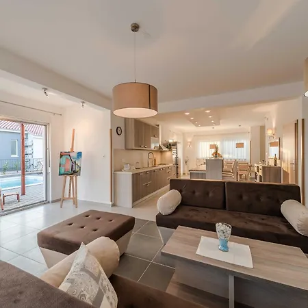 Deluxe Four Bedroom With Sea View And Private Pool 5 * Debeljak