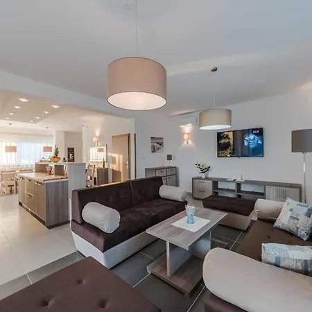 Vila Deluxe Four Bedroom With Sea View And Private Pool 5 Debeljak