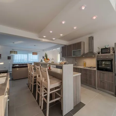 Deluxe Four Bedroom With Sea View And Private Pool 5