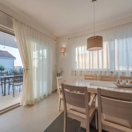 Deluxe Four Bedroom With Sea View And Private Pool 5 *