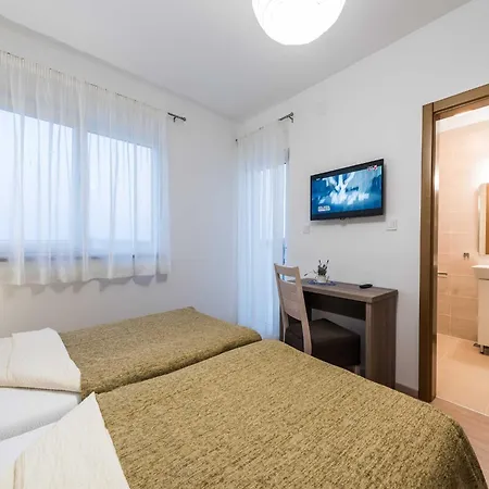 Vila Deluxe Four Bedroom With Sea View And Private Pool 5 Debeljak