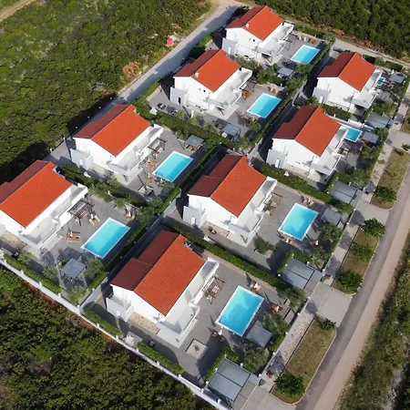 Deluxe Four Bedroom With Sea View And Private Pool 5 *