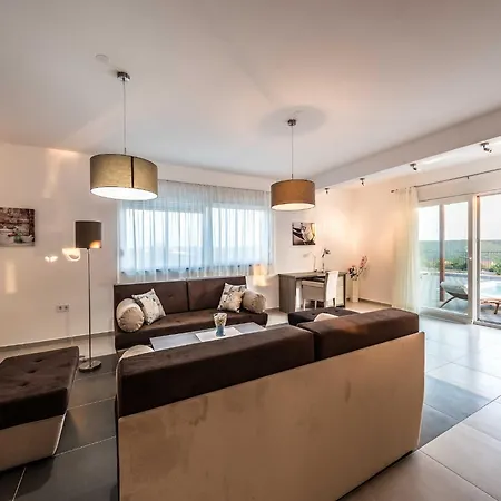 Deluxe Four Bedroom With Sea View And Private Pool 5 *