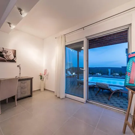 Deluxe Four Bedroom With Sea View And Private Pool 5 *