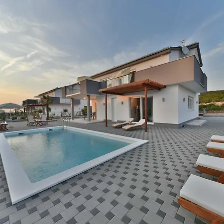 Deluxe Four Bedroom With Sea View And Private Pool 5 Villa *