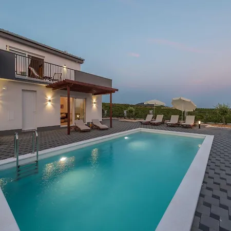 Deluxe Four Bedroom With Sea View And Private Pool 5 *