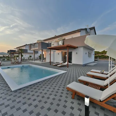 Deluxe Four Bedroom With Sea View And Private Pool 5 Villa