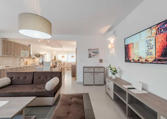 Deluxe Four Bedroom With Sea View And Private Pool 5