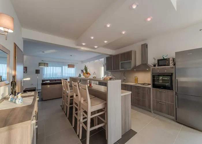 Deluxe Four Bedroom With Sea View And Private Pool 5