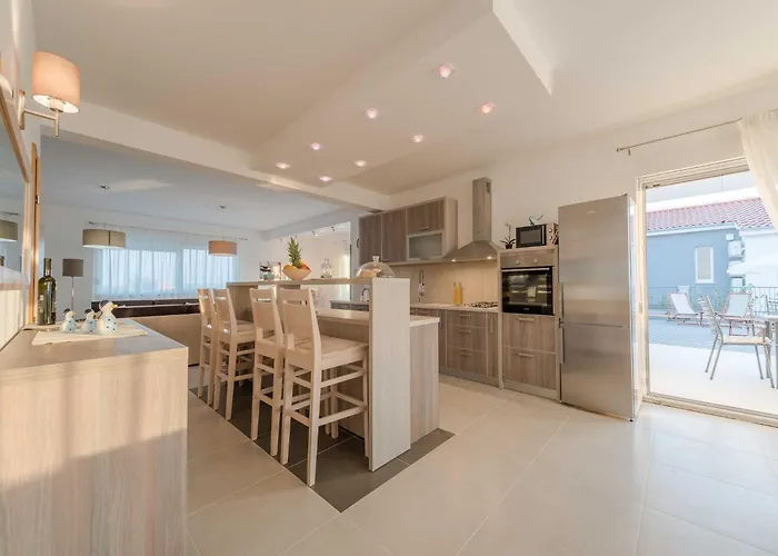 Deluxe Four Bedroom With Sea View And Private Pool 5 וילה *