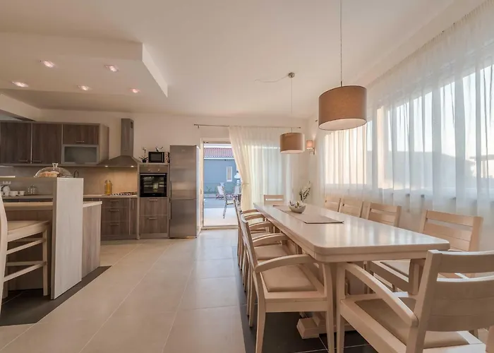 Deluxe Four Bedroom With Sea View And Private Pool 5 וילה Debeljak