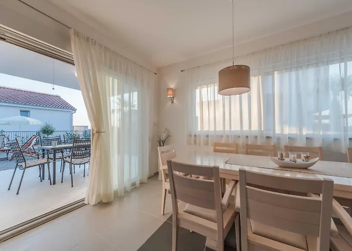Deluxe Four Bedroom With Sea View And Private Pool 5 *
