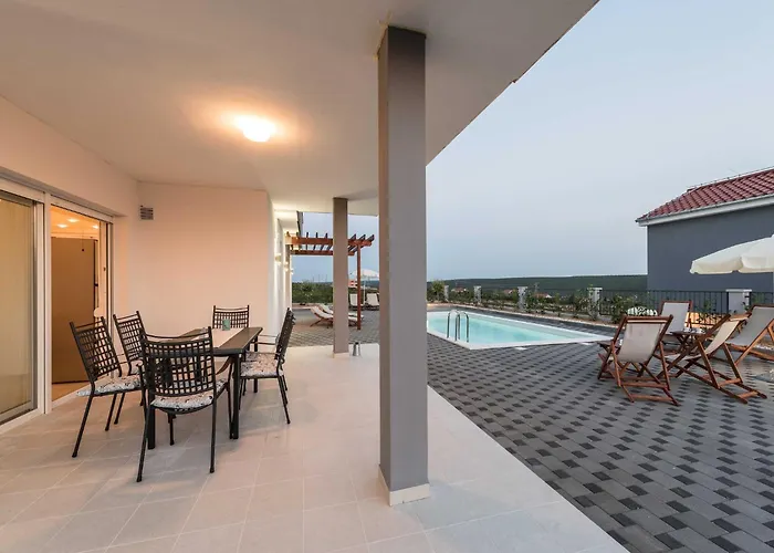 Deluxe Four Bedroom With Sea View And Private Pool 5 *