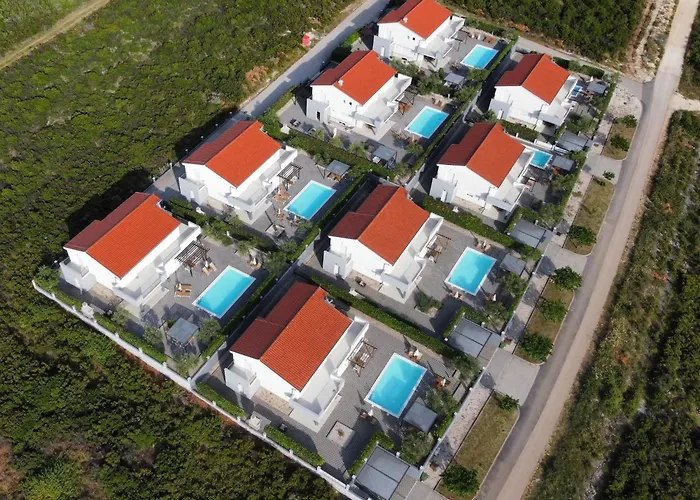 Deluxe Four Bedroom With Sea View And Private Pool 5 *
