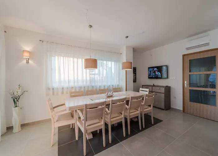 Deluxe Four Bedroom With Sea View And Private Pool 5 *