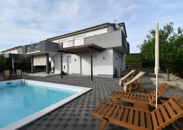 Deluxe Four Bedroom With Sea View And Private Pool 5 * Debeljak