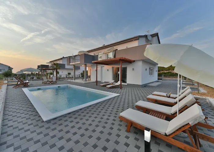 Deluxe Four Bedroom With Sea View And Private Pool 5 וילה