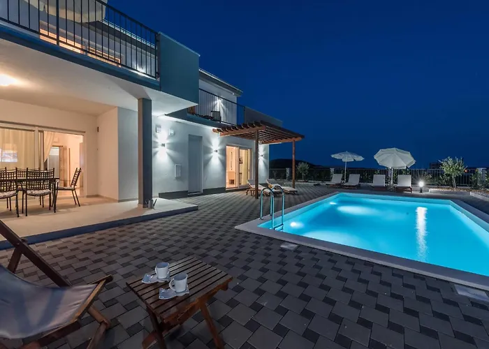 Deluxe Four Bedroom With Sea View And Private Pool 5 וילה