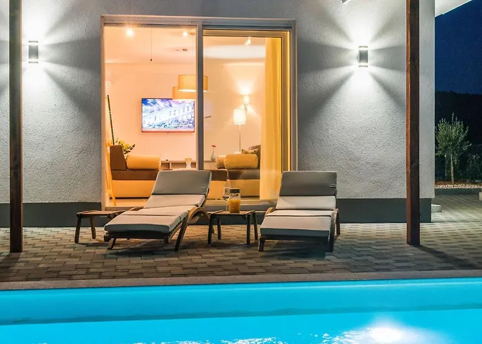 Deluxe Four Bedroom With Sea View And Private Pool 5 וילה *