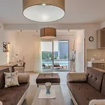 Deluxe Four Bedroom With Sea View And Private Pool 5 فيلة *