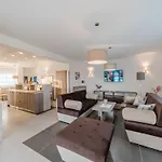 Deluxe Four Bedroom With Sea View And Private Pool 5 * Debeljak