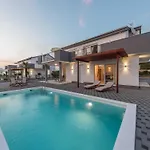 فيلة Deluxe Four Bedroom With Sea View And Private Pool 5 *