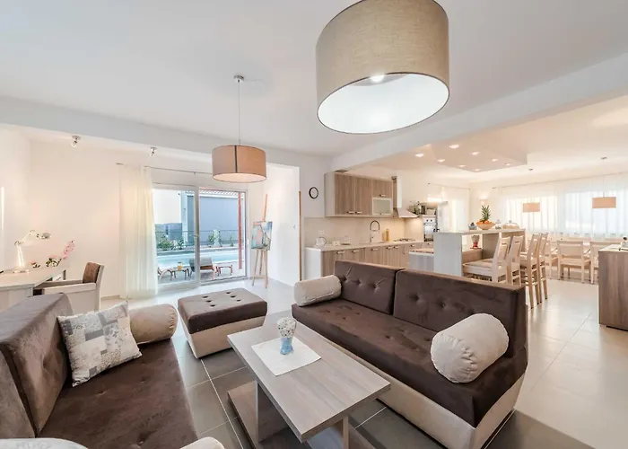 Deluxe Four Bedroom With Sea View And Private Pool 5 * Debeljak