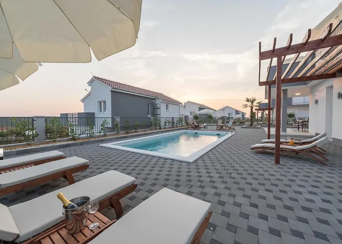 Вилла Deluxe Four Bedroom With Sea View And Private Pool 5 Debeljak